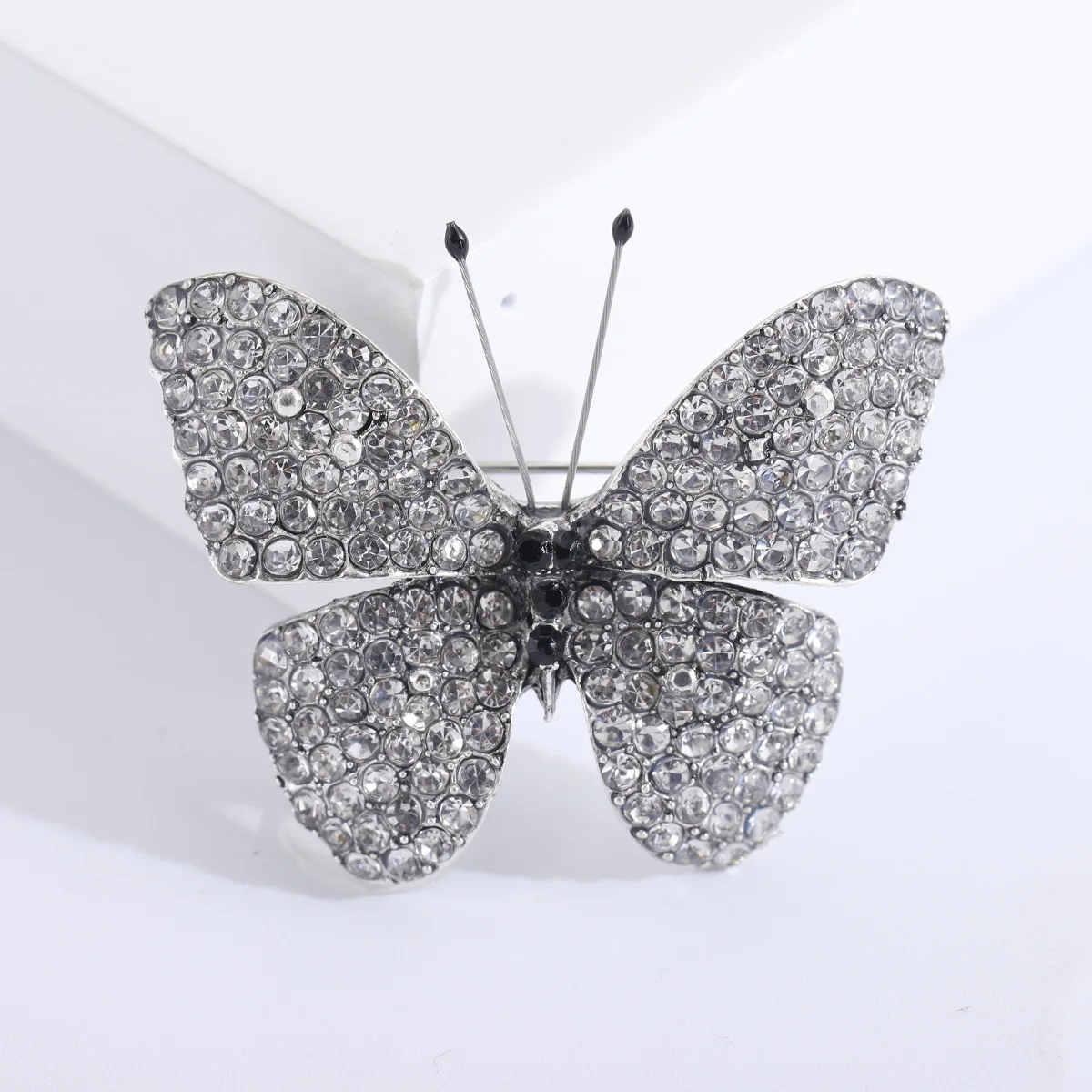 Broche de mariposa con diamantes de imitación para mujer, elegante Pin de insecto con personalidad para banquete de boda, regalo diario, ropa, traje, abrigo, joyería