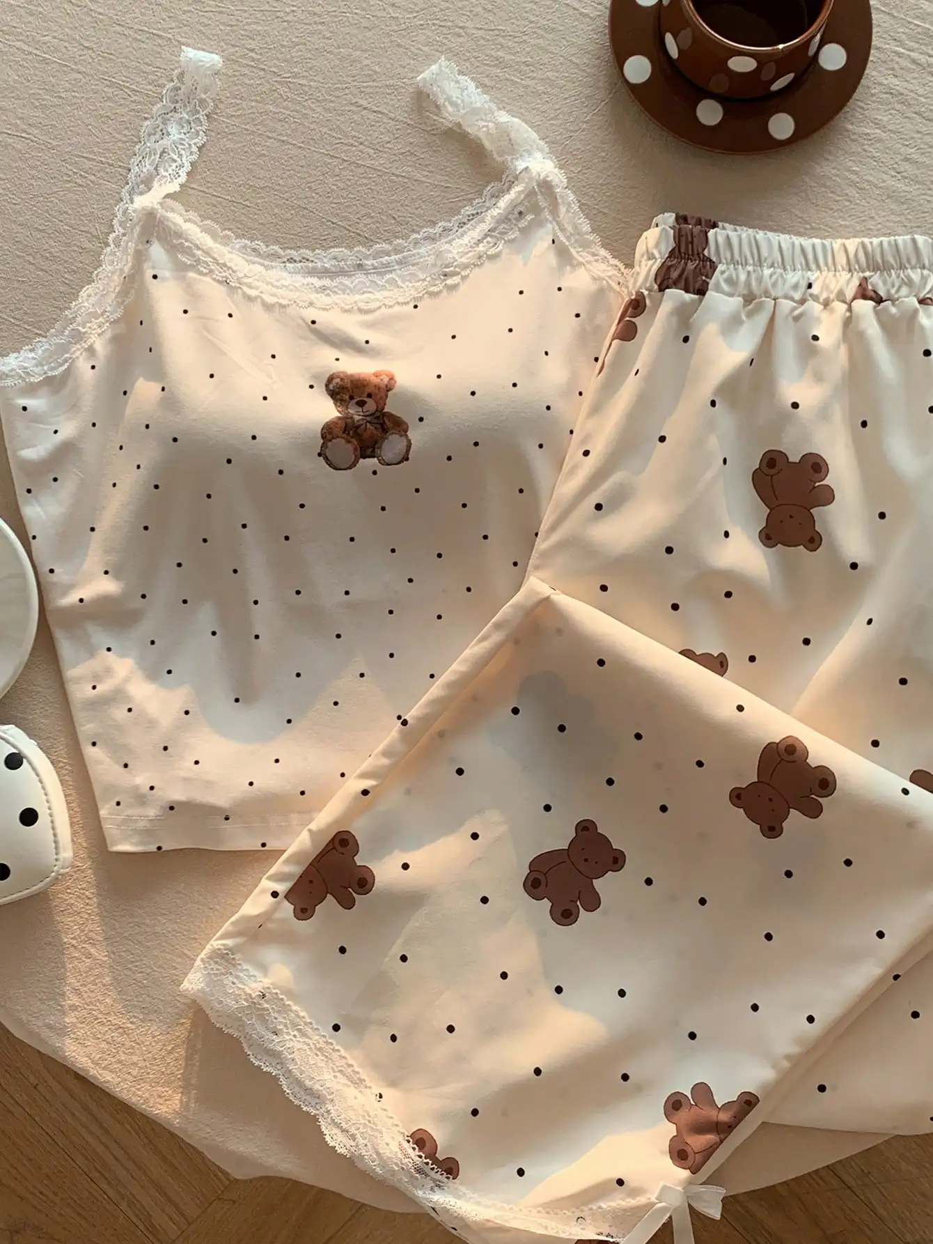 

Женский комплект из топа-камизоли с принтом медведей и в горошек и брюк с кружевной отделкой