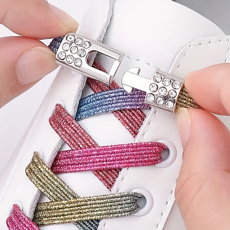 Un par de cordones elásticos con hebillas de diamantes, cordones ligeros con remaches de acetato, cordones de color sólido