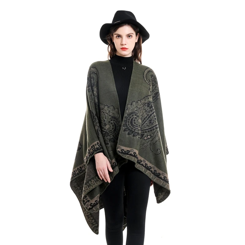 A plaid-printed lady\'s shawl is an elegant winter travel style warm shawl