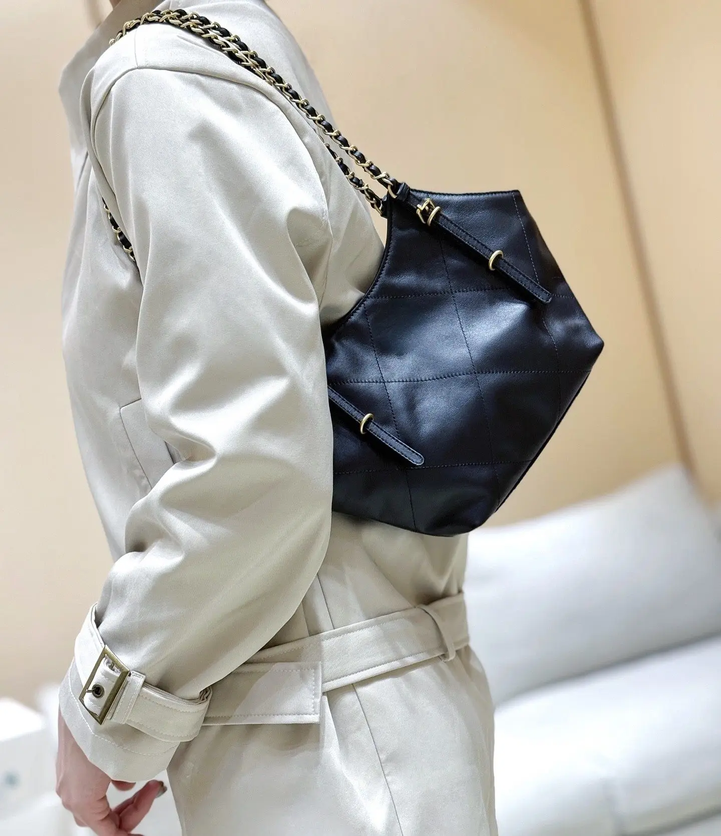 

Women's Commuter Bag Large Capacity Diamond Chain Shoulder Tote Bag Fashionable Simple Style Material