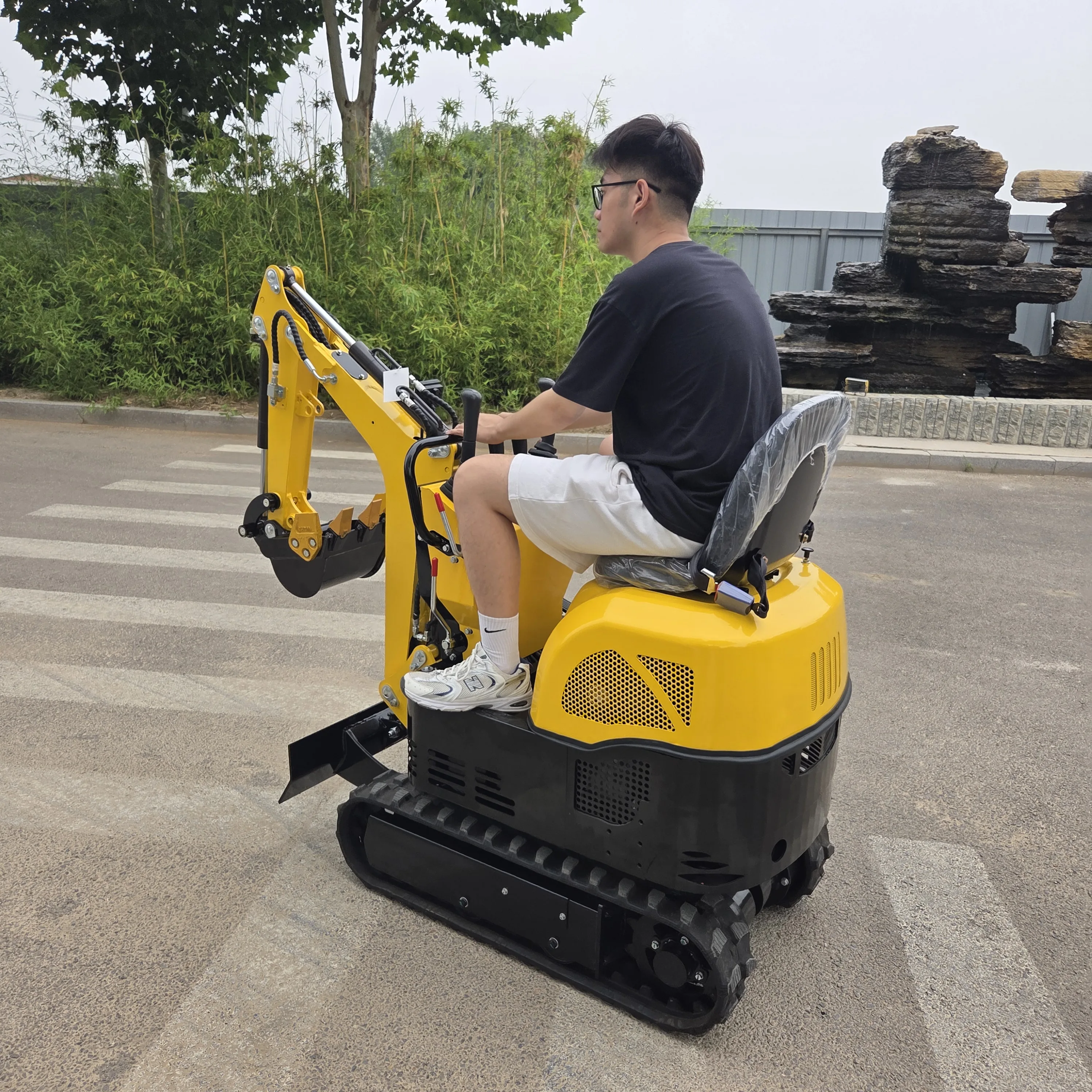 High quality small hydraulic crawler excavator for sale 0.8 tons orchard farm trencher customized 1000 kg mini crawler excavator