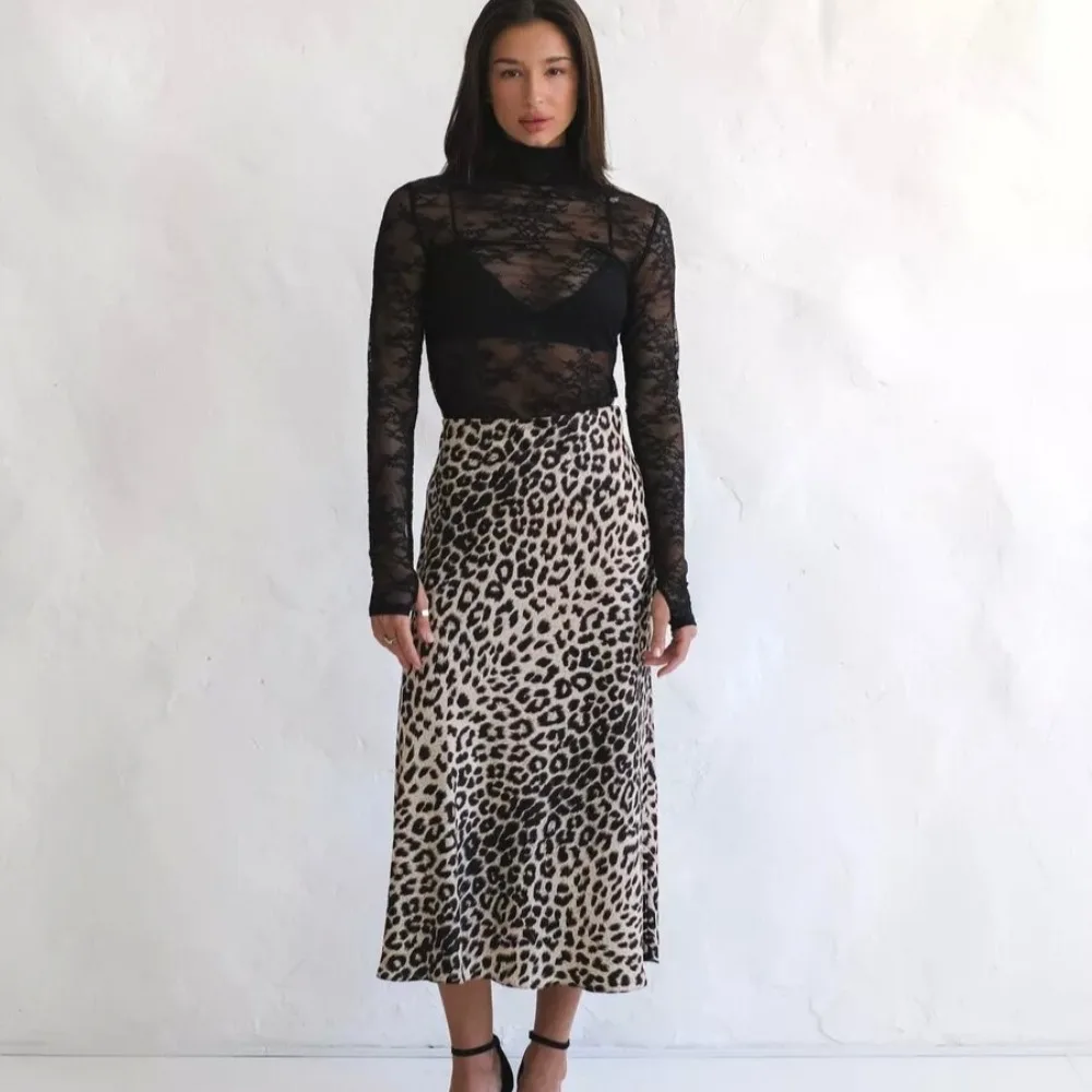 Silky Satin Leopard Maxi Skirt High Waisted Stretch Waistband Slit Skirt Animal Print Flowy for Women Bodycon Dress Fall Winter