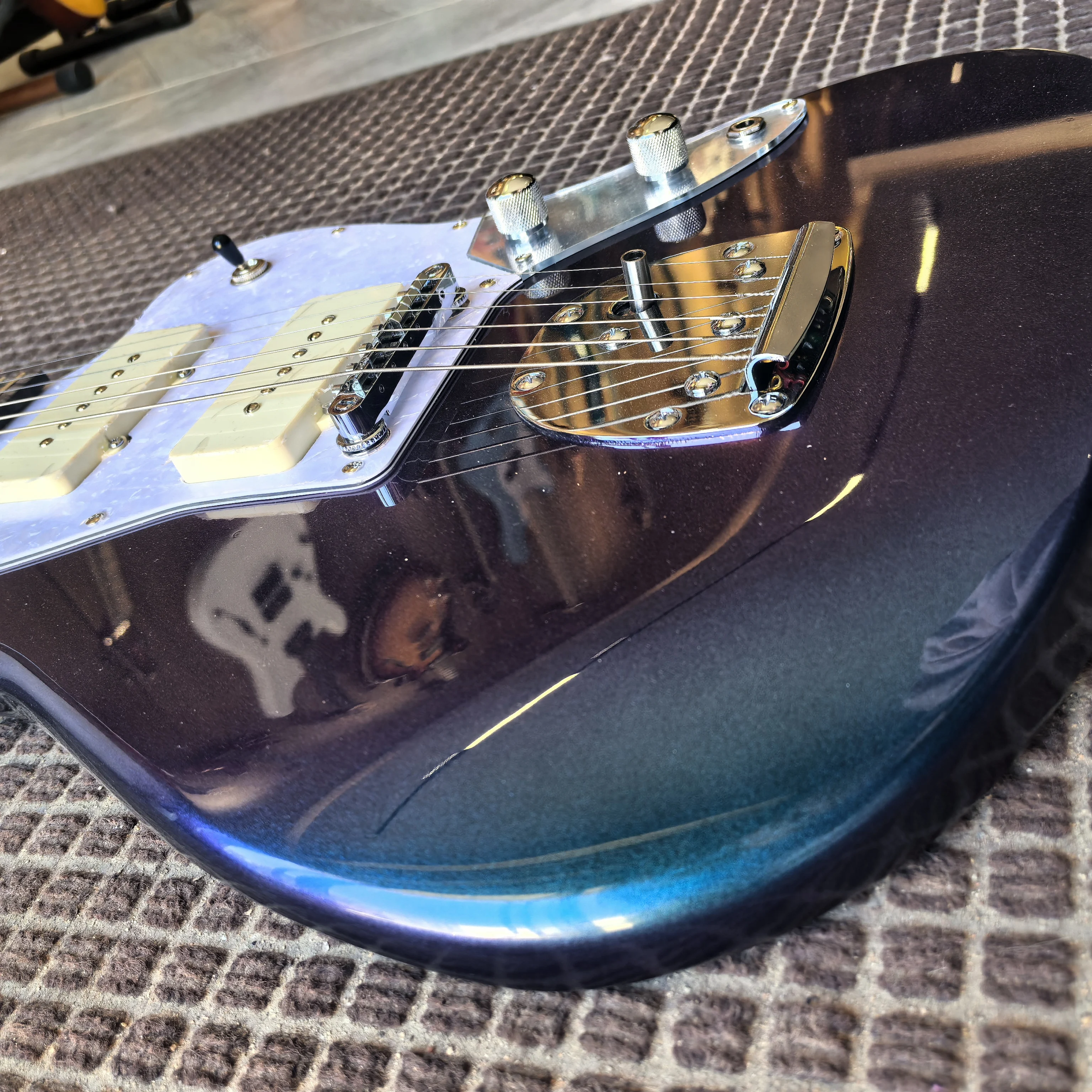 Musicool 6-String Electric Guitar Color-Changing Paint Finish Closed Pickups Musical Instrument