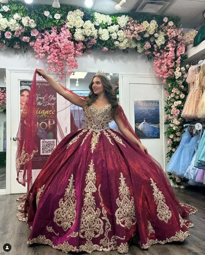 

Burgundy Gillter Princess Quinceanera Dresses with Cape Sequins Skirt Applique Lace-up Corset vestidos de 15 quinceañeras charro