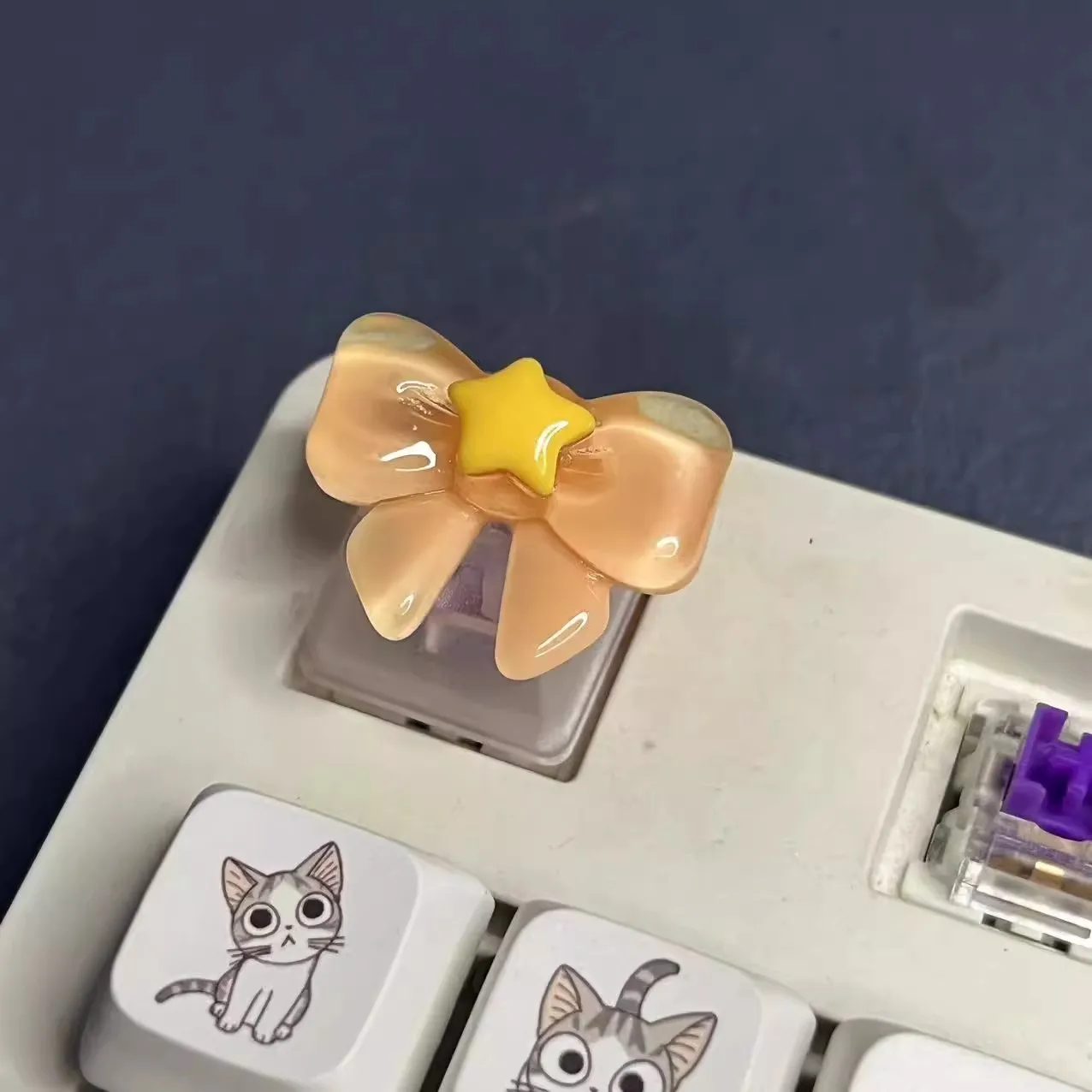 Clavier mécanique créatif personnalisé avec nœud translucide, touches roses et bleues, accessoires ajoutés