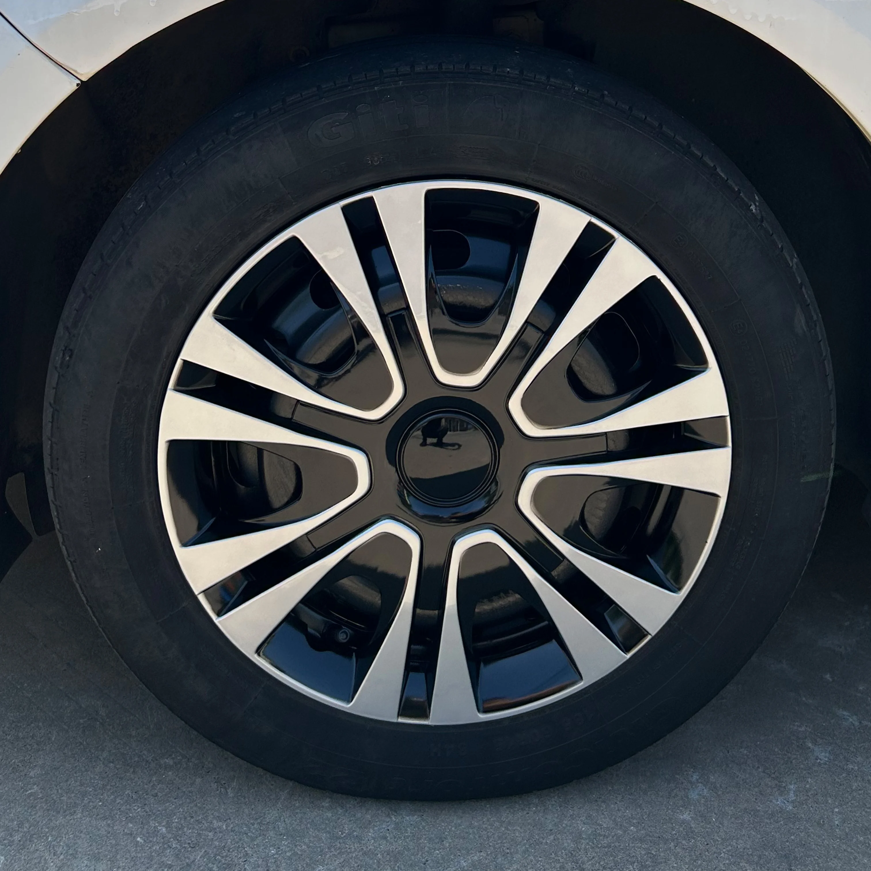 4 قطع من أغطية Hubcaps مناسبة للسيارات بعجلات حديدية مقاس 14 بوصة، يمكن استخدامها لتزيين مظهر عجلات السيارة