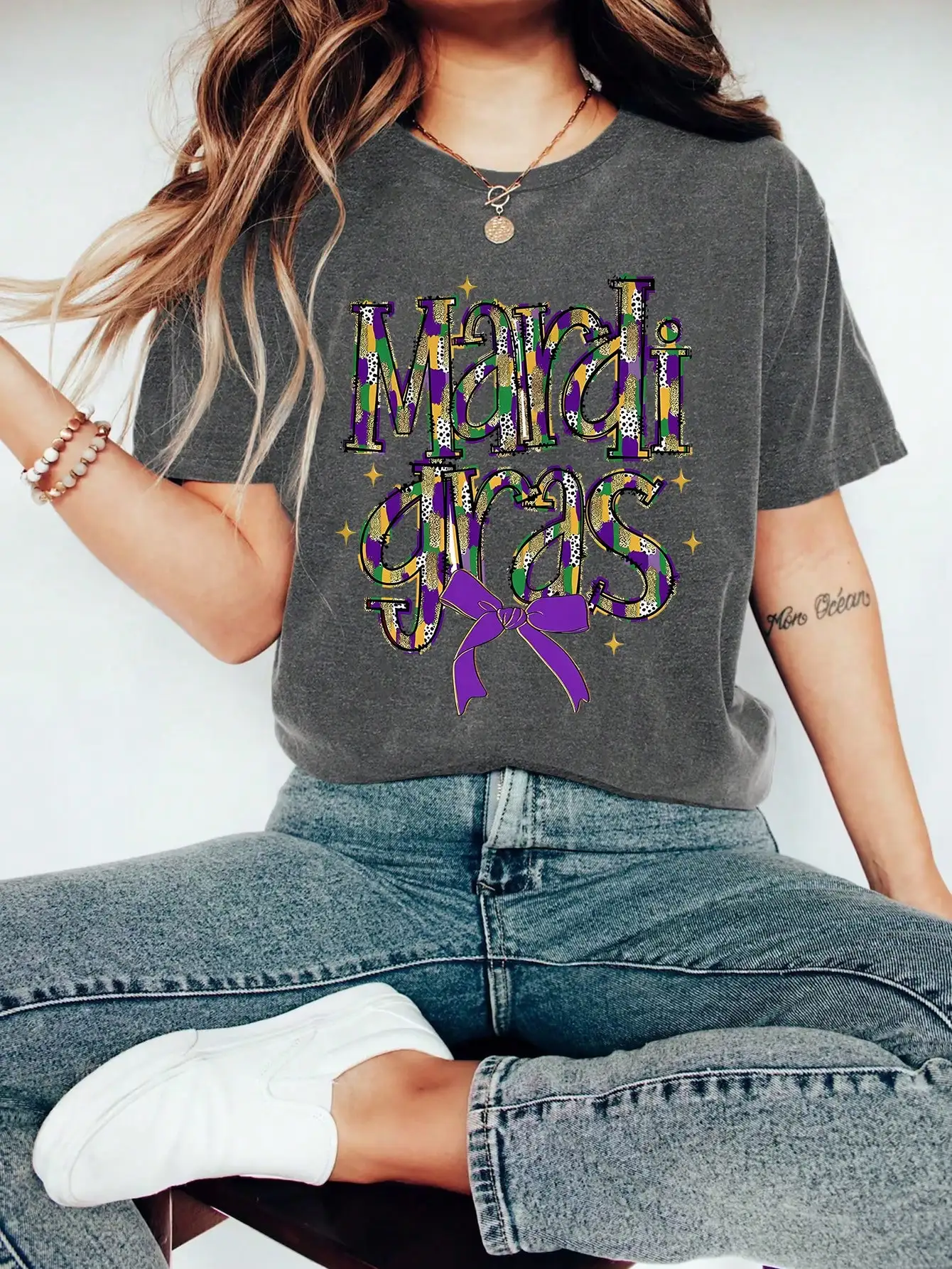 

Festive Purple Green Gold Graphic Print T-Shirt, Short Sleeve Crew Neck Casual Top for Women