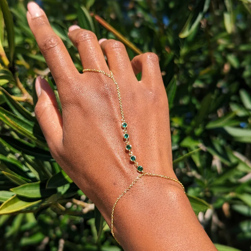 

Green Diamond Connected Finger Bracelet Personality Design Hand Back Chain Ring All In One Versatile High Grade Hand Jewelry