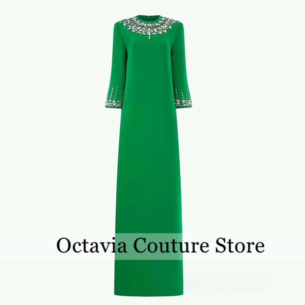 Suknia wieczorowa islamska w szmaragdowej zieleni z Arabii Saudyjskiej, szyta na miarę, z okrągłym dekoltem, rękawami 3/4, zdobiona koralikami i kamieniami, prosta, do ziemi، فستان وردي