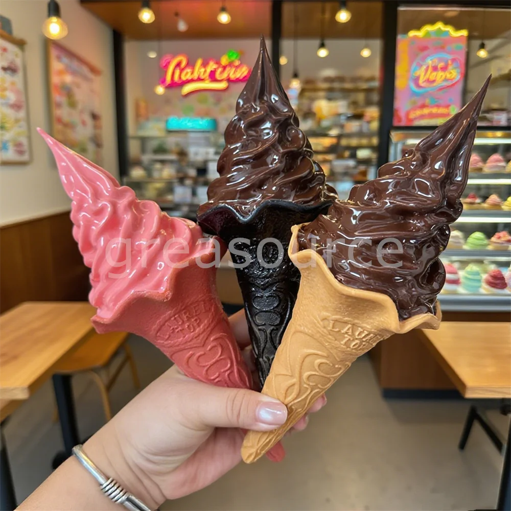 Cono de concha de corteza de Chocolate, helado, salsa de tubo dulce, modelo con forma de flor de loto, cubierta de fresa recubierta, exhibición de imitación, servicio suave