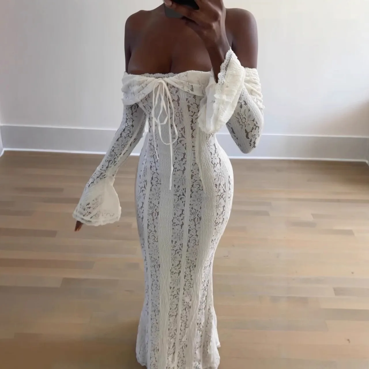 Abito lungo vintage con spalle scoperte in pizzo floreale scavato Moda donna Abiti slim a maniche lunghe svasati 2025 Elegante abito da festa da donna