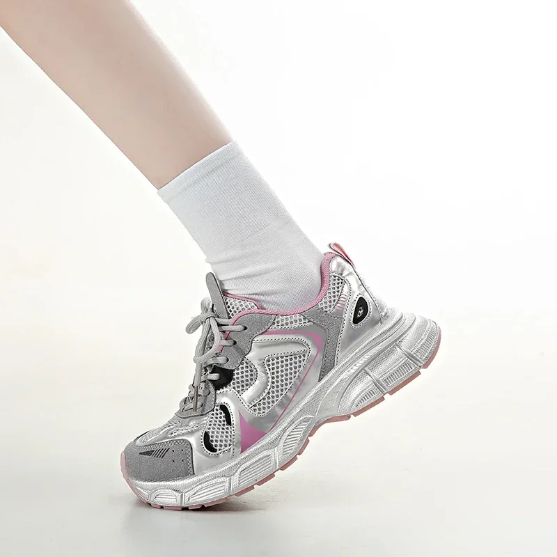 2024 primavera nuove suole spesse in pelle antiscivolo scarpe Casual leggere aumentano le scarpe sportive da donna sneakers firmate per le donne