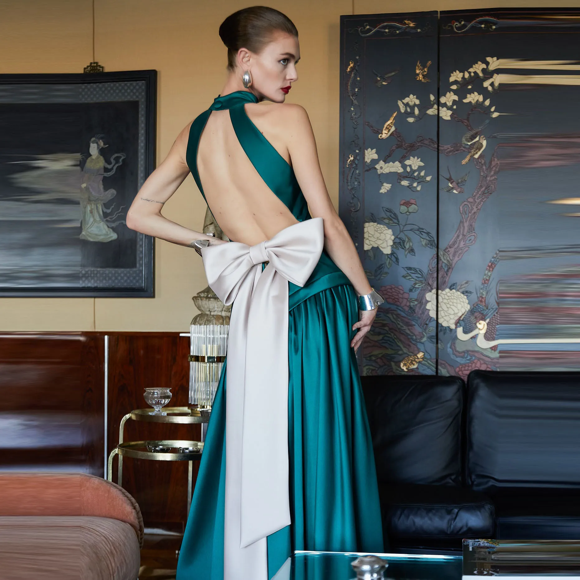 

Emerald Green Satin Evening Dress – Backless Design with Large White Bow, Halter Neck Formal Gown for Red Carpet & Wedding Guest