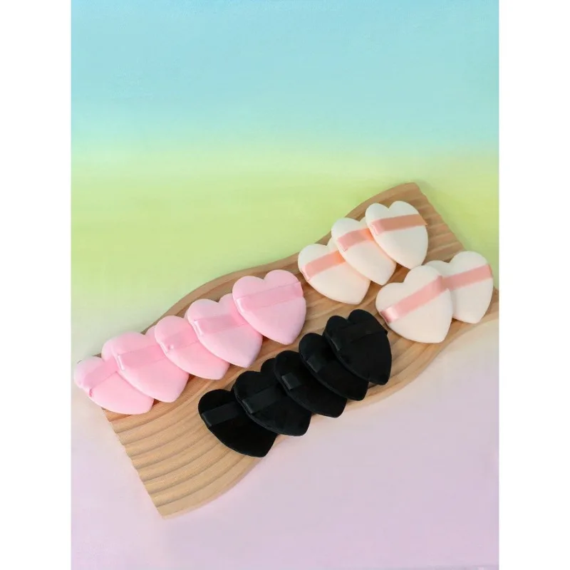 Piumino da cipria in velluto a forma di cuore da 15 pezzi con manico a nastro per uno strumento per il trucco con soffio di polvere per l'applicazione di trucco impeccabile