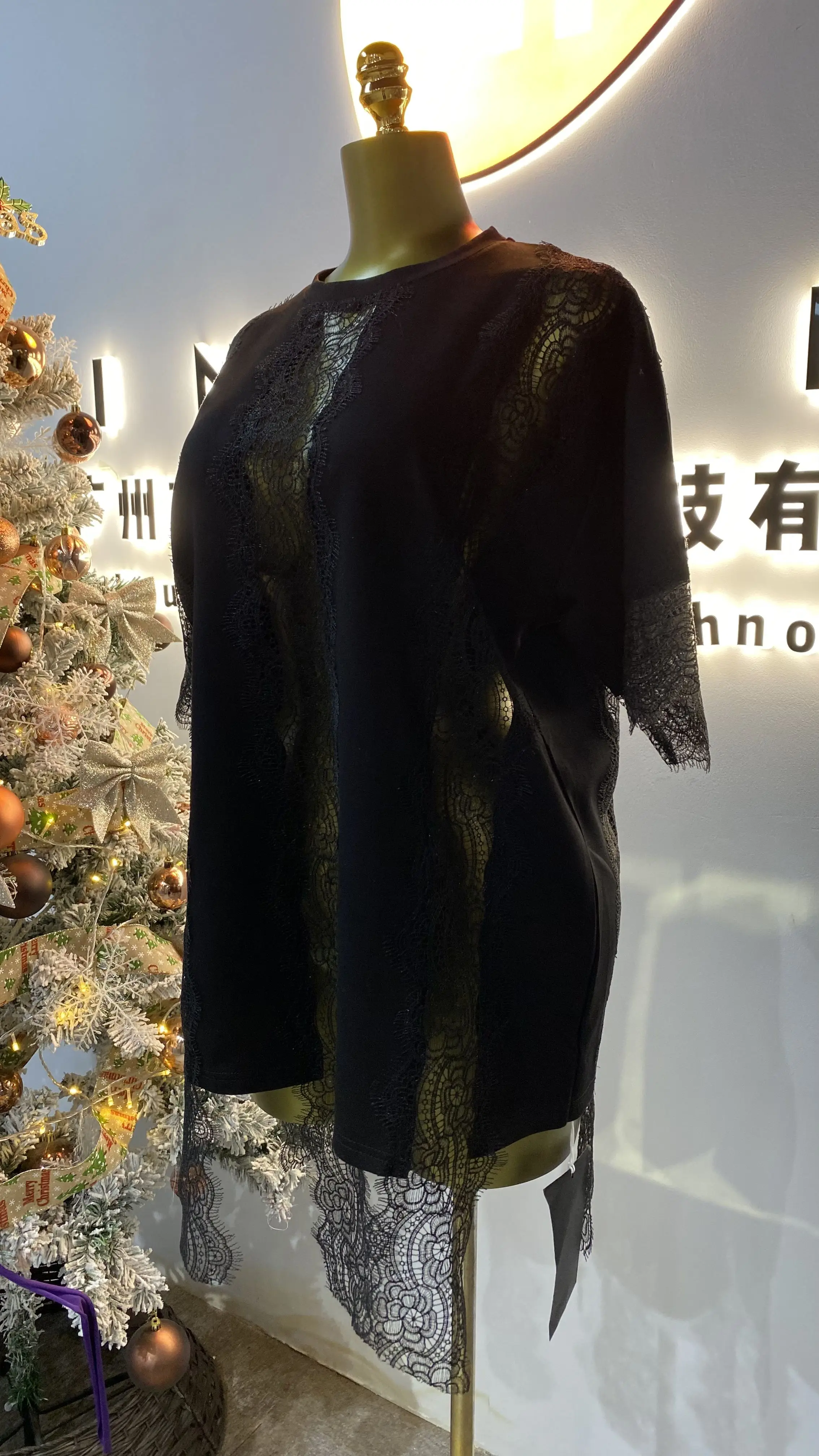 2025 Zomer Nieuwe Nieuwe uitgeholde bloemen kant patroon decoratieve splicing ontwerp casual korte mouwen T-shirt-GZMM 392