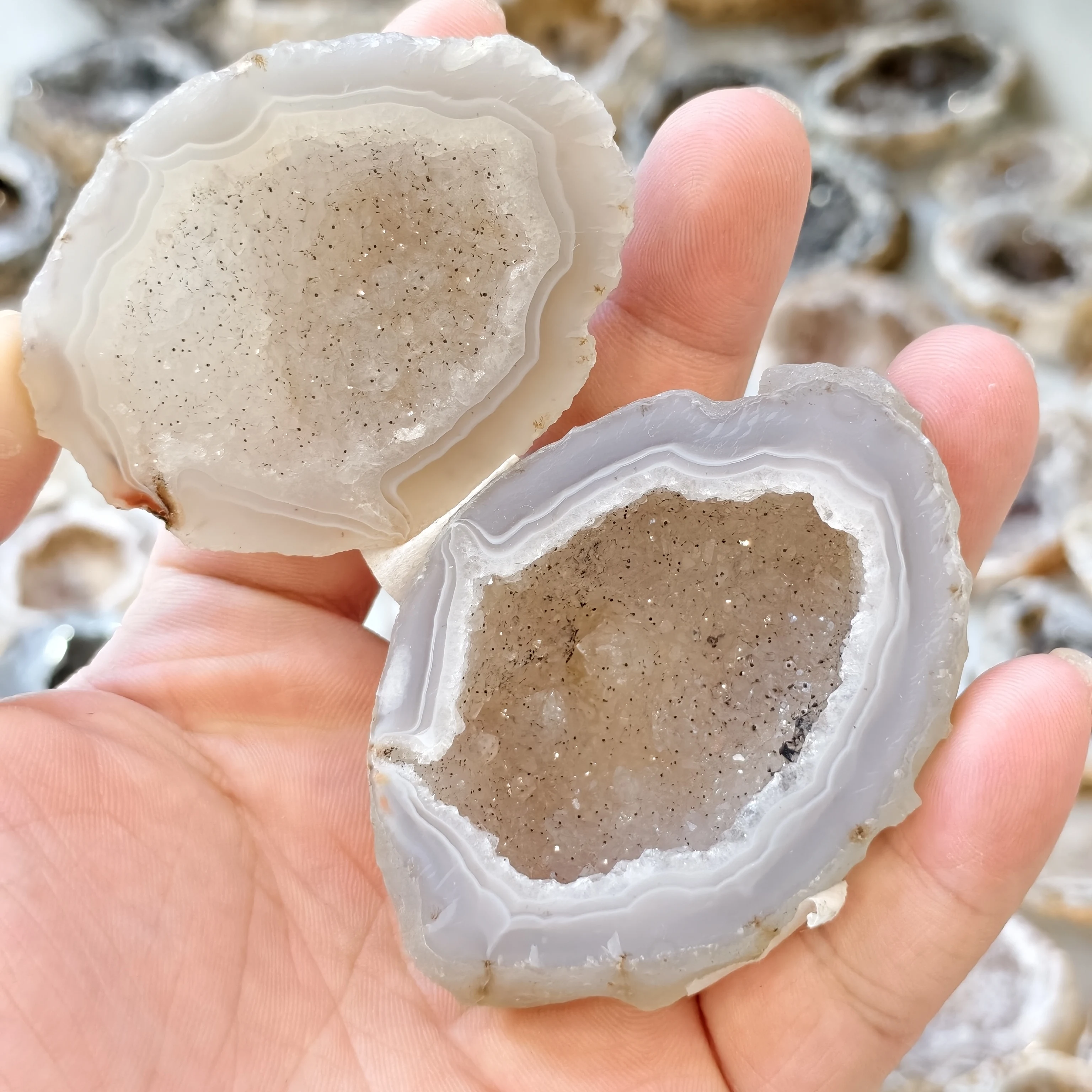 

A Pair Of Aesthetic Beautiful Natural Original Raw Agate Mineral Specimens Cluster Geode Blingbling Druzy Crystals 2025 Items