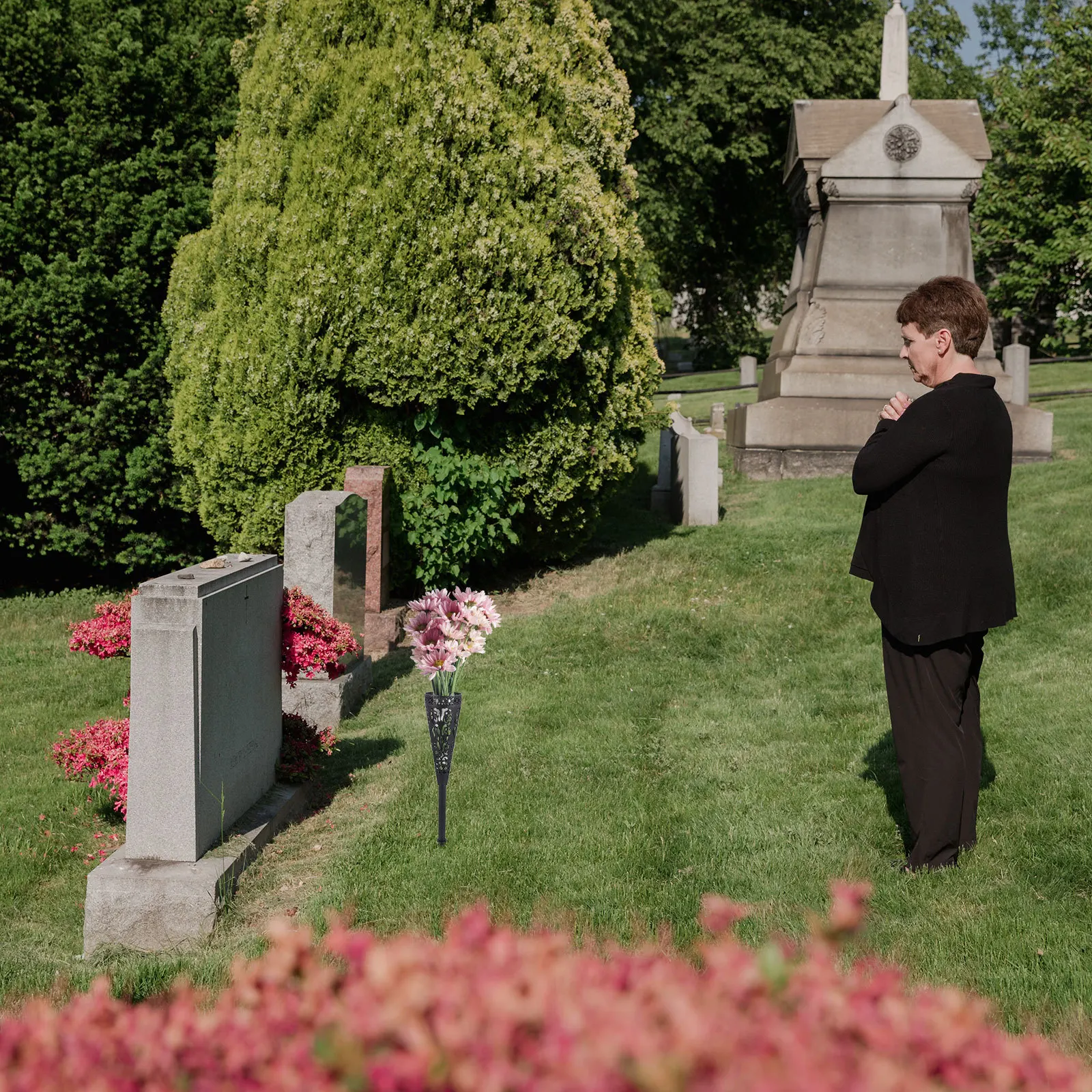 

2pcs Cemetery Vases Black Plastic Grave Flower Holders Outdoor Hollow Vase For Grave Decor Cemetery Flower Vase Spike