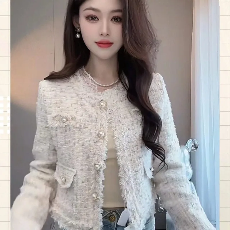 

Женская короткая куртка в стиле Xiaoxiang, осень 2023, новый стиль, свободный крой, толстый мм, утягивающий белый высококачественный темпераментный женский топ WLF