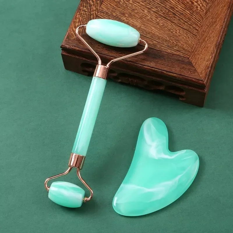 Jade Roller Gua Sha Schraperset van natuurlijke hars Roze Guasha Face Lift Massager Rimpel Dubbele kinverwijderaar Gezichtsroller Brod Pier Pier Pier Pier Piercing