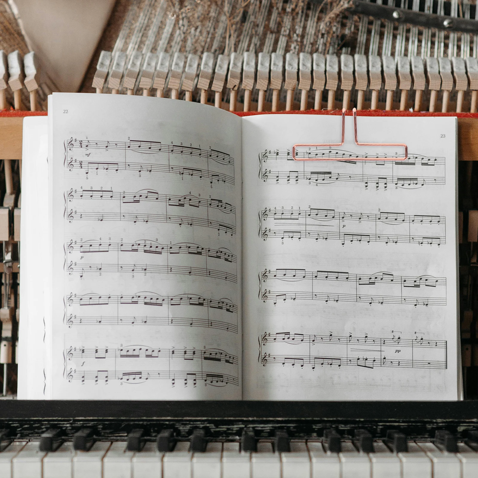 

2Pcs Metal Music Book Clip Sturdy Page Holder for Sheet Music Books Easy to Use Durable Metal Clamp Book Clip Page Holder