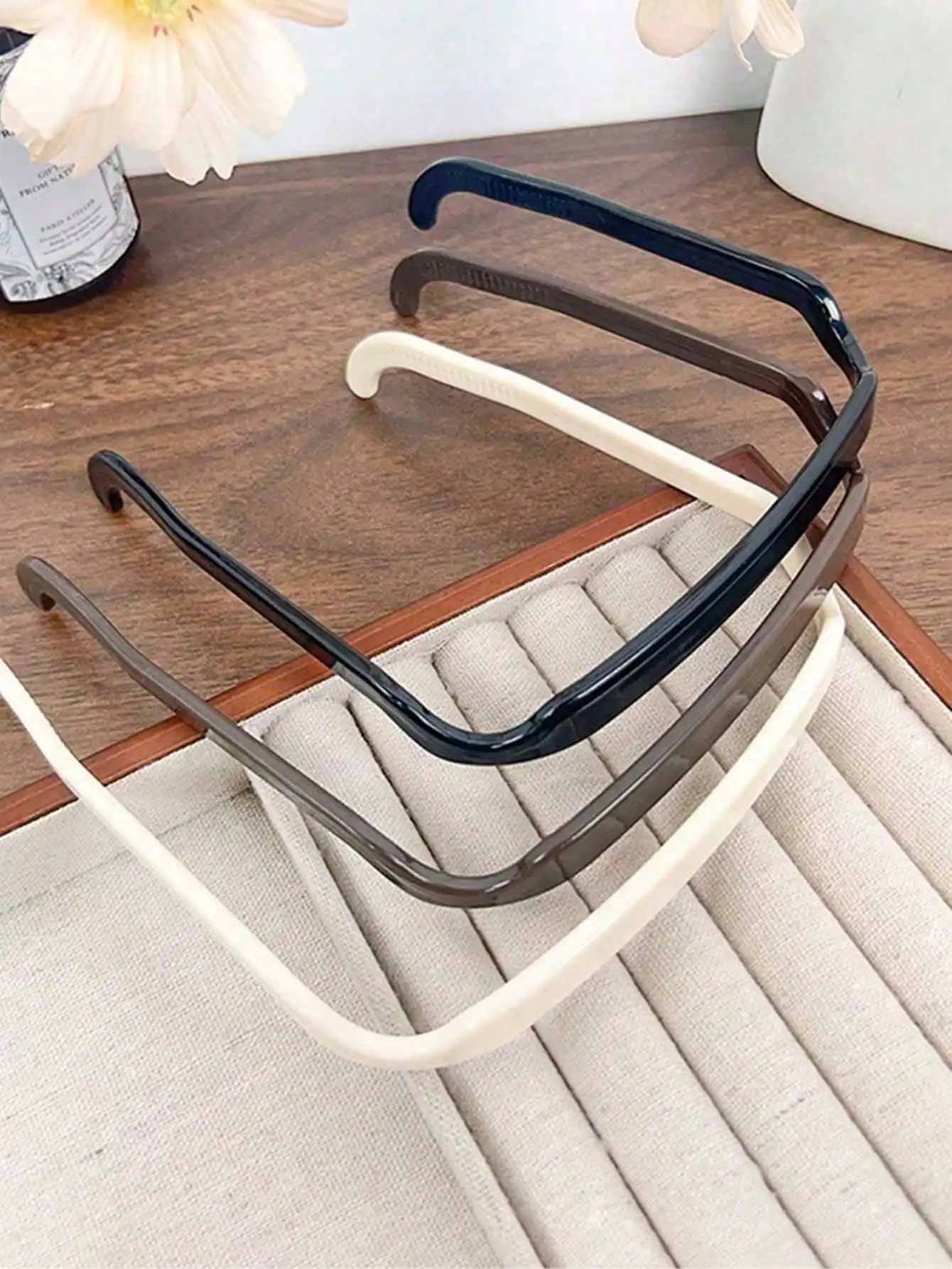 

Квадратный ремешок для очков, удобный, не давящий на голову, подходит для ежедневного ношения.