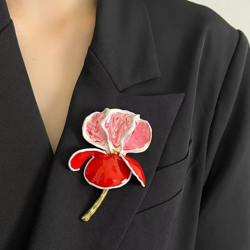 

French Elegant 3D Floral Metal Brooch for Women Gradient Pink Flower Core Design High-End Fashion Jewelry Daily Commute Accessor