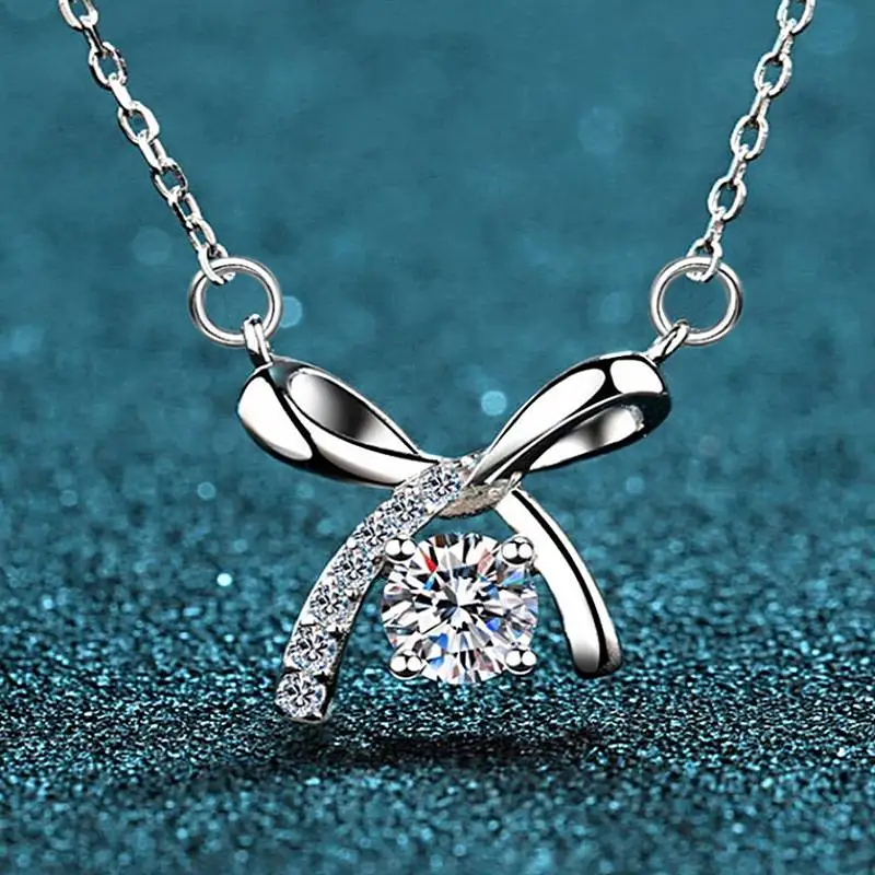 Huitan Fancy Damen-Halskette mit Anhänger, Schleifenform, elegant, für Hochzeit, Alltag, Verlobung, Accessoires, eingelegter glänzender CZ-Modeschmuck