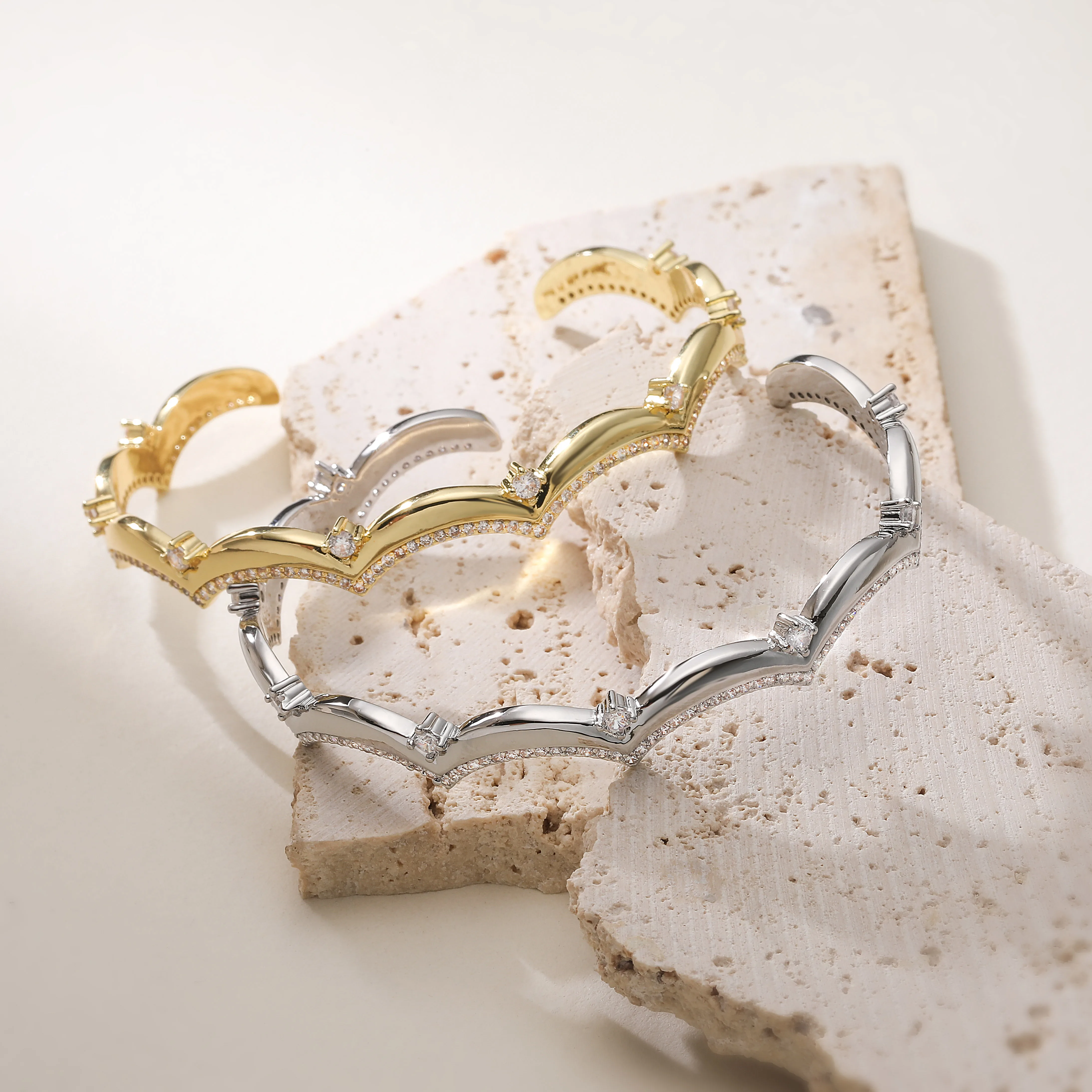 HECHENG,Brass Metal Micro-Pavé Sparkling Zirconia Wave Crown Pattern Adjustable Bracelet Unisex Jewelry (1 Piece)