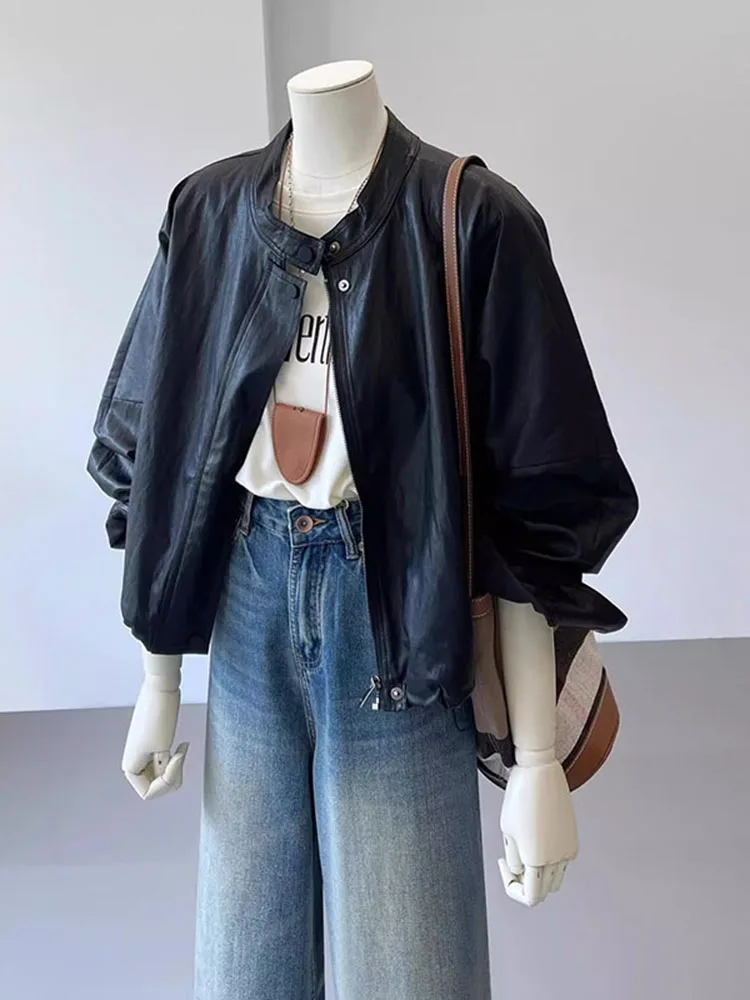Jaqueta de Couro Retro Americana Feminina Casual com Botões Decorativos, Corte Solto, Manga Longa e Fechamento com Zíper