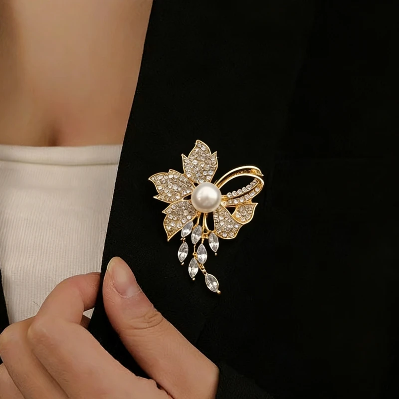 2026 New Luxury Brooches for Women Imitation Pearl Flower Metal Pins Crystal Pendants Elegant Wedding Clothing Accessories