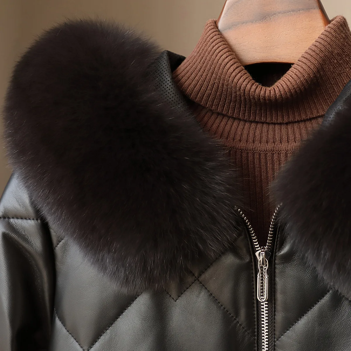 Piumino con cappuccio in vera pelle di alta qualità nuovo primavera con collo in pelliccia di volpe Piumino d'oca da donna 2025
