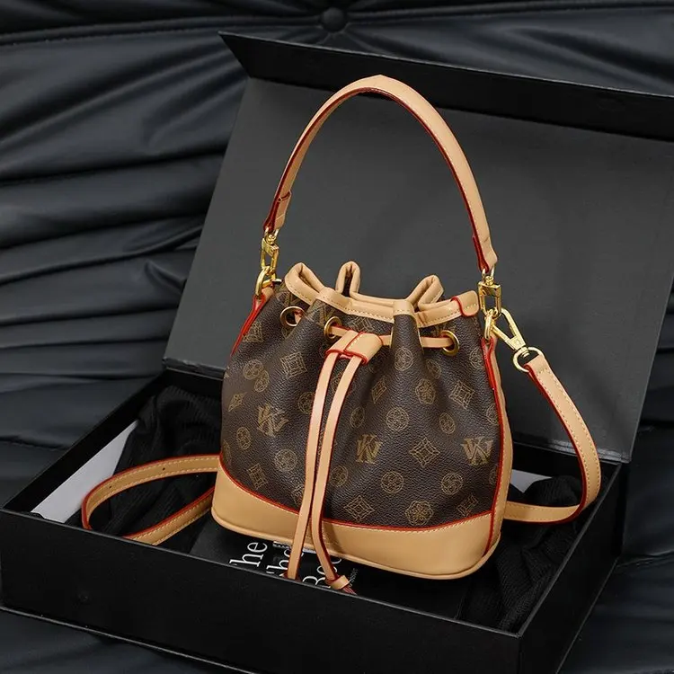 

Премиальная текстурированная сумка через плечо, вместительный дизайн с надежной застежкой-молнией, регулируемый съемный ремень, повседневная элегантность, новинка 2026 года