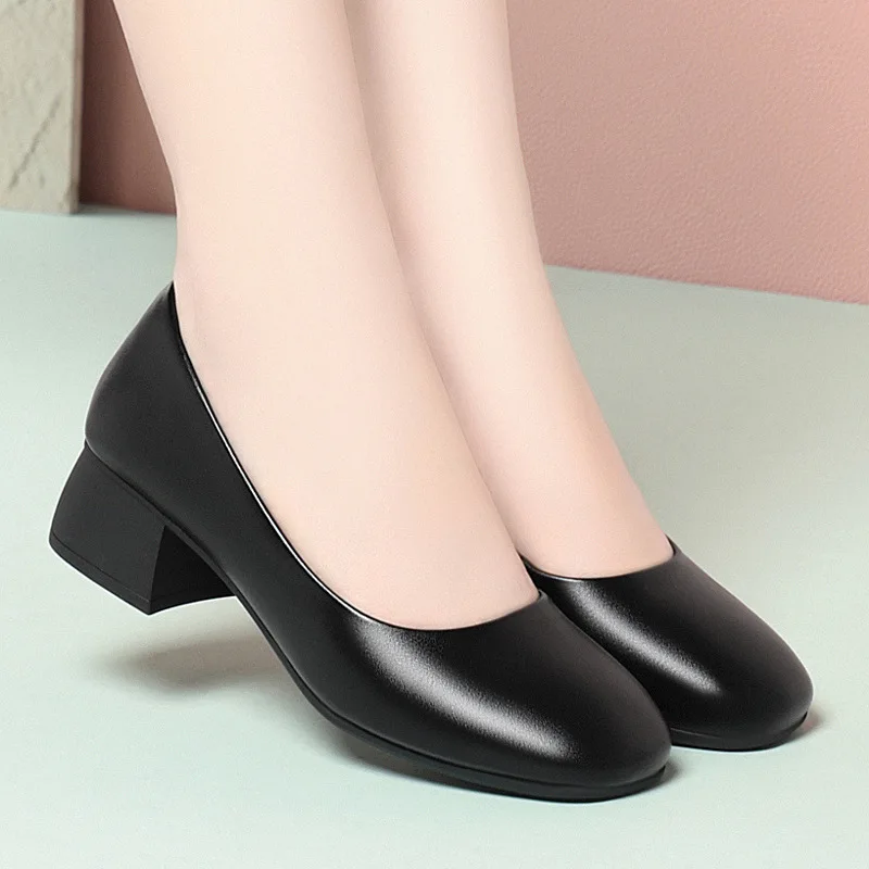 

Новая элегантная женская обувь, дышащие удобные туфли-лодочки с неглубоким носком, осень 2023, офисное платье из мягкой кожи на блочном каблуке для мамы