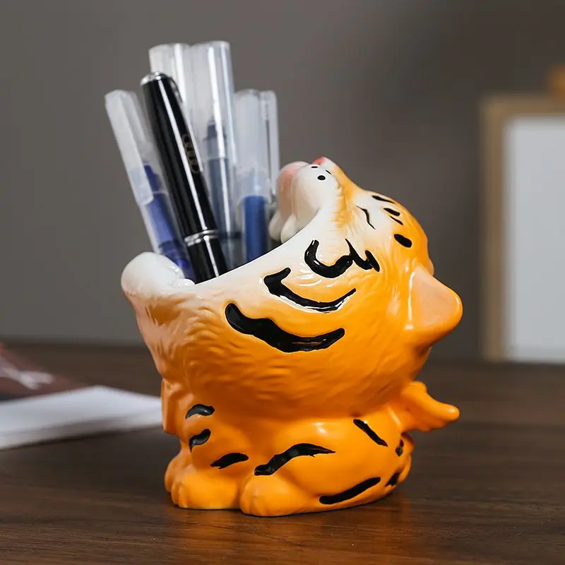 

Cute Tiger Ceramic Decor – Hand Painted Cartoon Animal Pen Holder, Practical Desk Storage & Ashtray, Original Gift