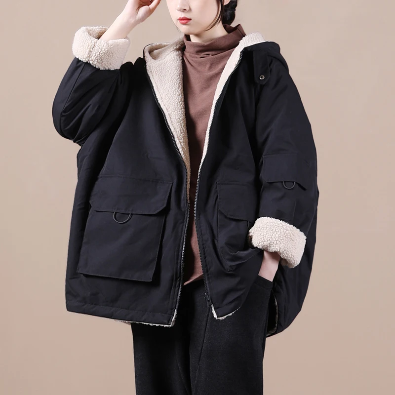 เสื้อโค้ทผู้หญิงไซส์ใหญ่ ผ้าฝ้าย สำหรับฤดูใบไม้ร่วงและฤดูหนาว แต่งขนแกะที่ฮู้ด สไตล์ลำลอง ช่วยพรางหุ่น ใส่ทำงานได้ สไตล์เกาหลี ซิปยาว