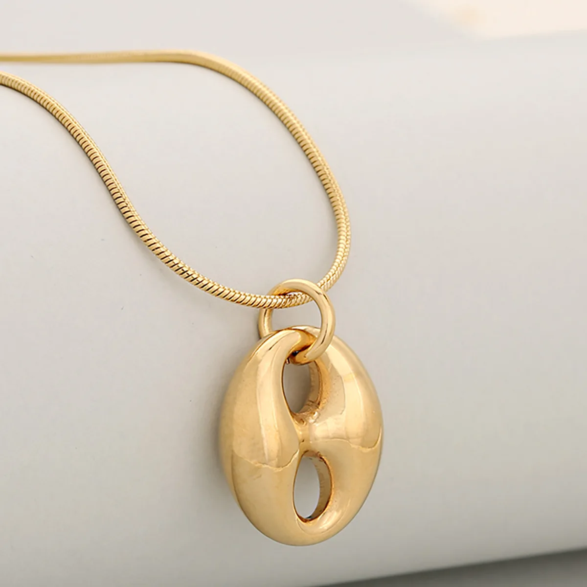 

Great Gift Versatile Pig Nose Hollow Stainless Steel Coffee Bean Snake Chain Pendant Necklace For Men And Women