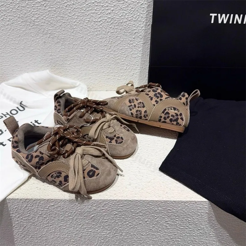 

Детские леопардовые кроссовки, осенние уличные нескользящие кроссовки на мягкой подошве для девочек, легкая удобная повседневная обувь для мальчиков с перекрестной завязкой