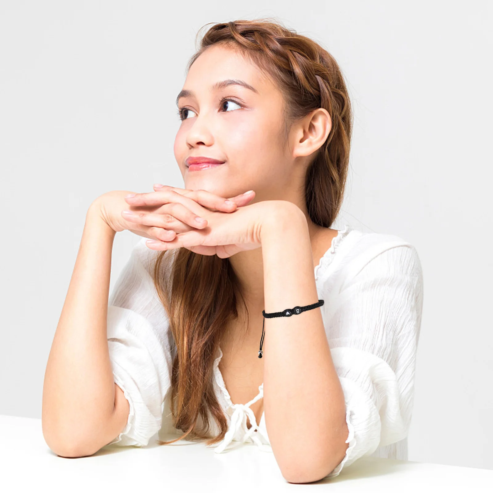 イニシャルブレスレット 調節可能な編み込み友情カップルブレスレット 絶妙なデザイン 目を引く見事な外観 婚約