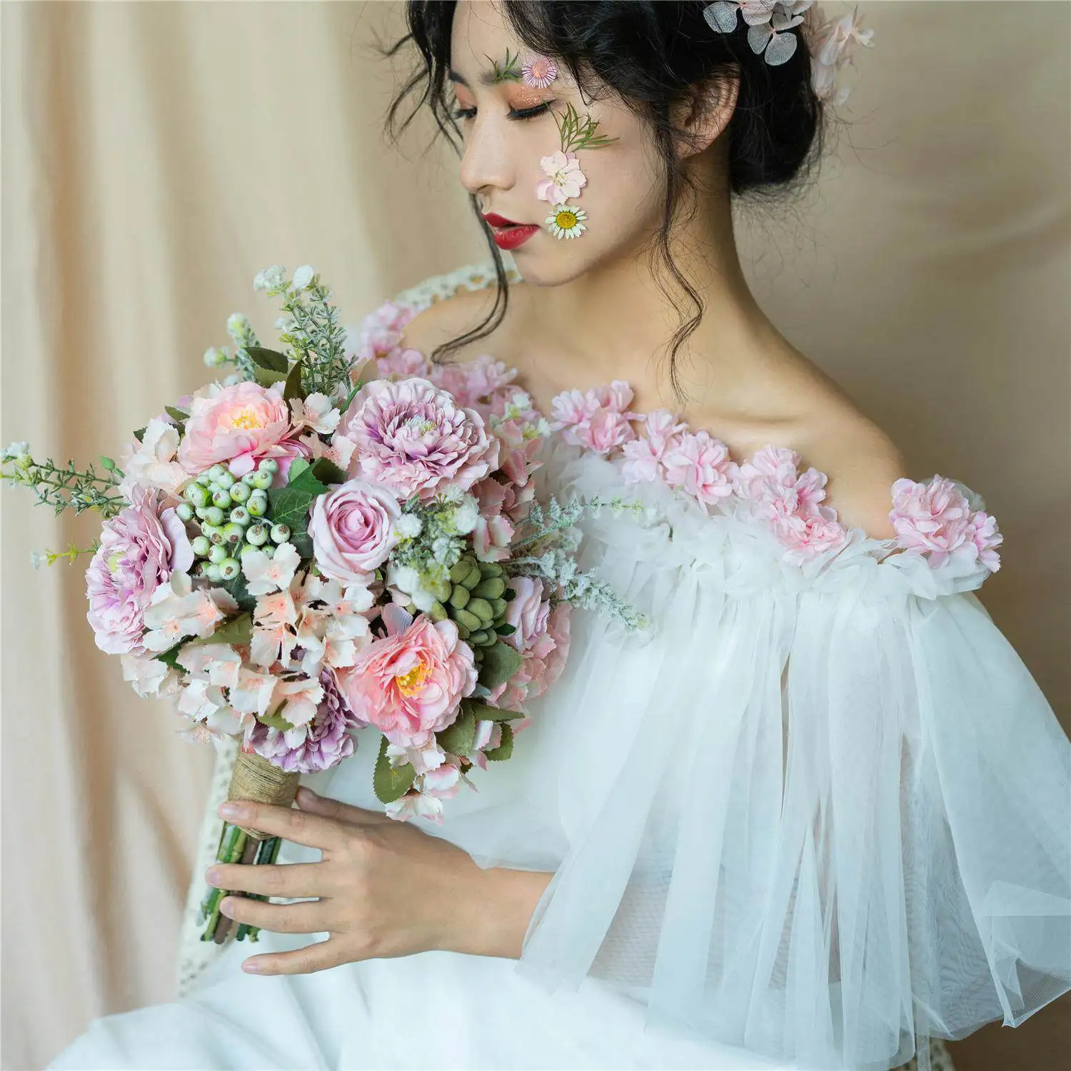 bouquet-da-sposa-rosa-composizione-floreale-per-la-sposa-accessori-floreali-per-matrimonio