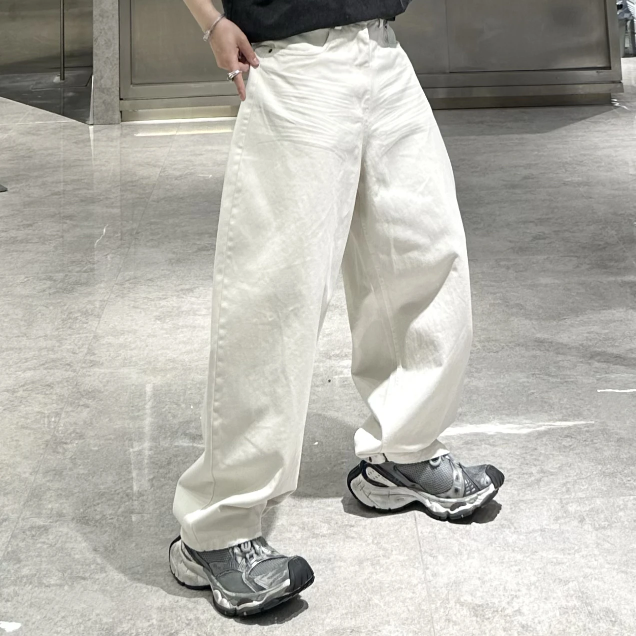 

Модные мужские джинсы прямого кроя, белые, свободные, молодежные, с пуговицами, с широкими манжетами, повседневные, осенние, джинсовые брюки