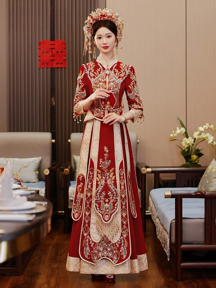 

The bride's new velvet wedding dress a traditional Chinese is heavy industry gown