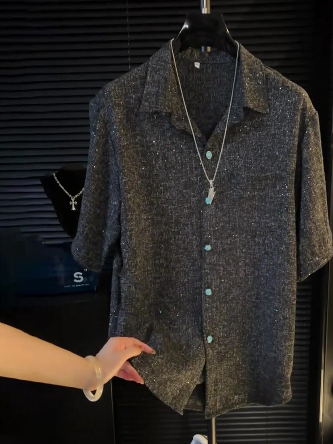 

Летняя мужская футболка 2025 года: модная, универсальная, приталенная, из смесового полиэстера и хлопка, молодежная, повседневная, с воротником-стойкой.