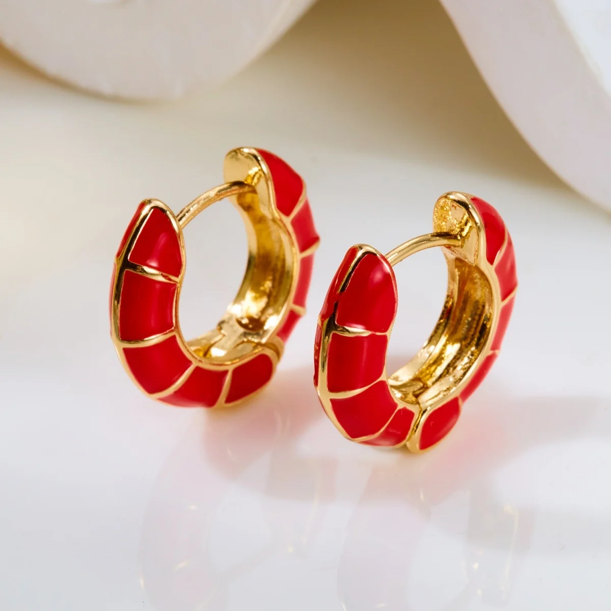 Minimalistische bunte Emaille-Streifen-Ohrstecker für Damen und Herren, trendige geometrische runde Creolen, Alltags- und Partyschmuck – Detail 29