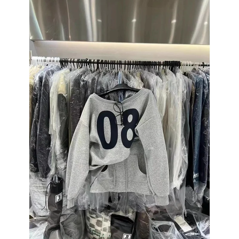 

Новинка осени: Комплект из двух предметов Dongda Gate – свободное худи с открытыми плечами и юбка с буквенным принтом в уличном стиле для женщин