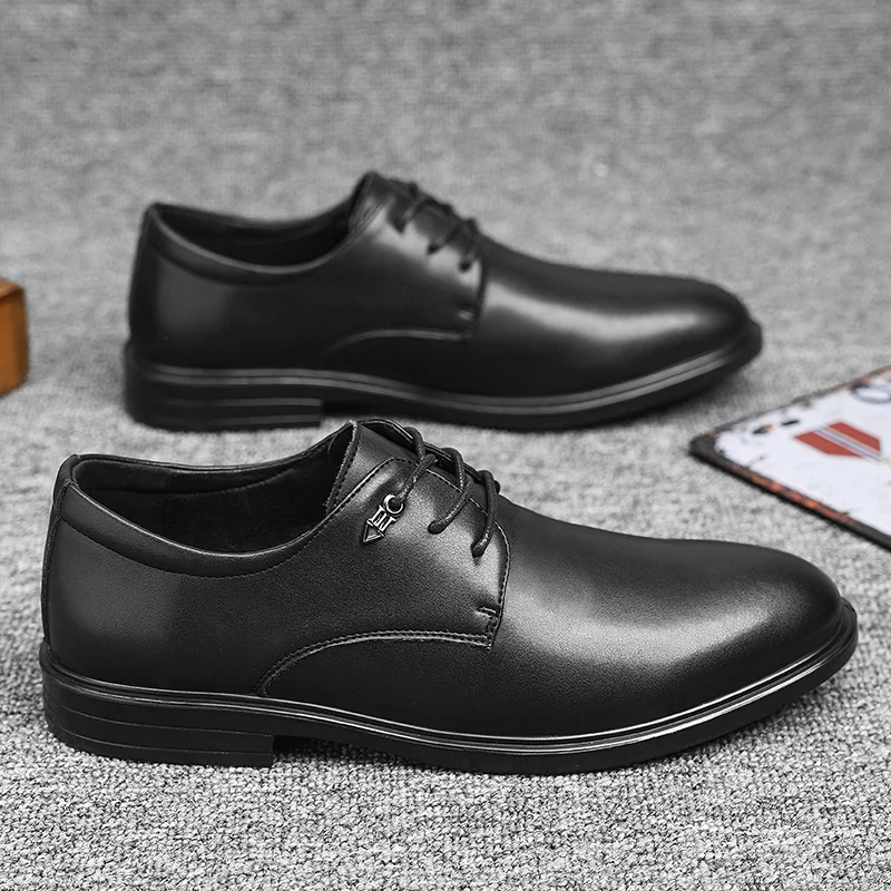 

Мужские черные кожаные туфли. Удобный классический минималистичный стиль. Для вечеринок или делового офиса. Универсальность для повседневной носки.