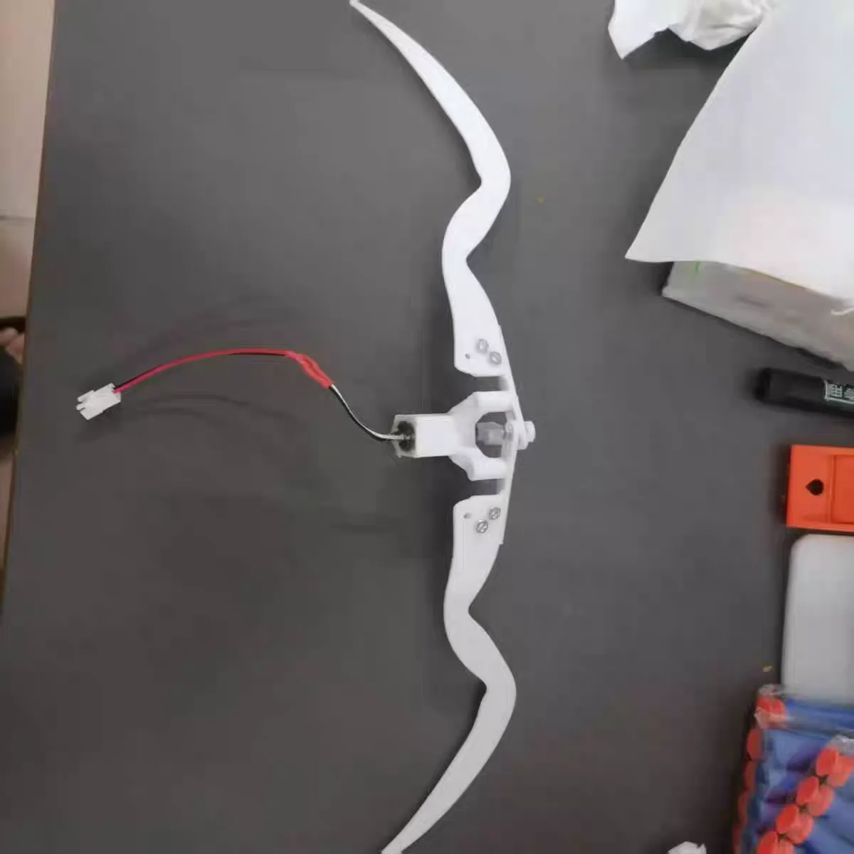 Small Biomimetic Bird Opening and Closing Device Simulates The Dynamic Unfolding of Bird Wings and Flight with USB Power Supply