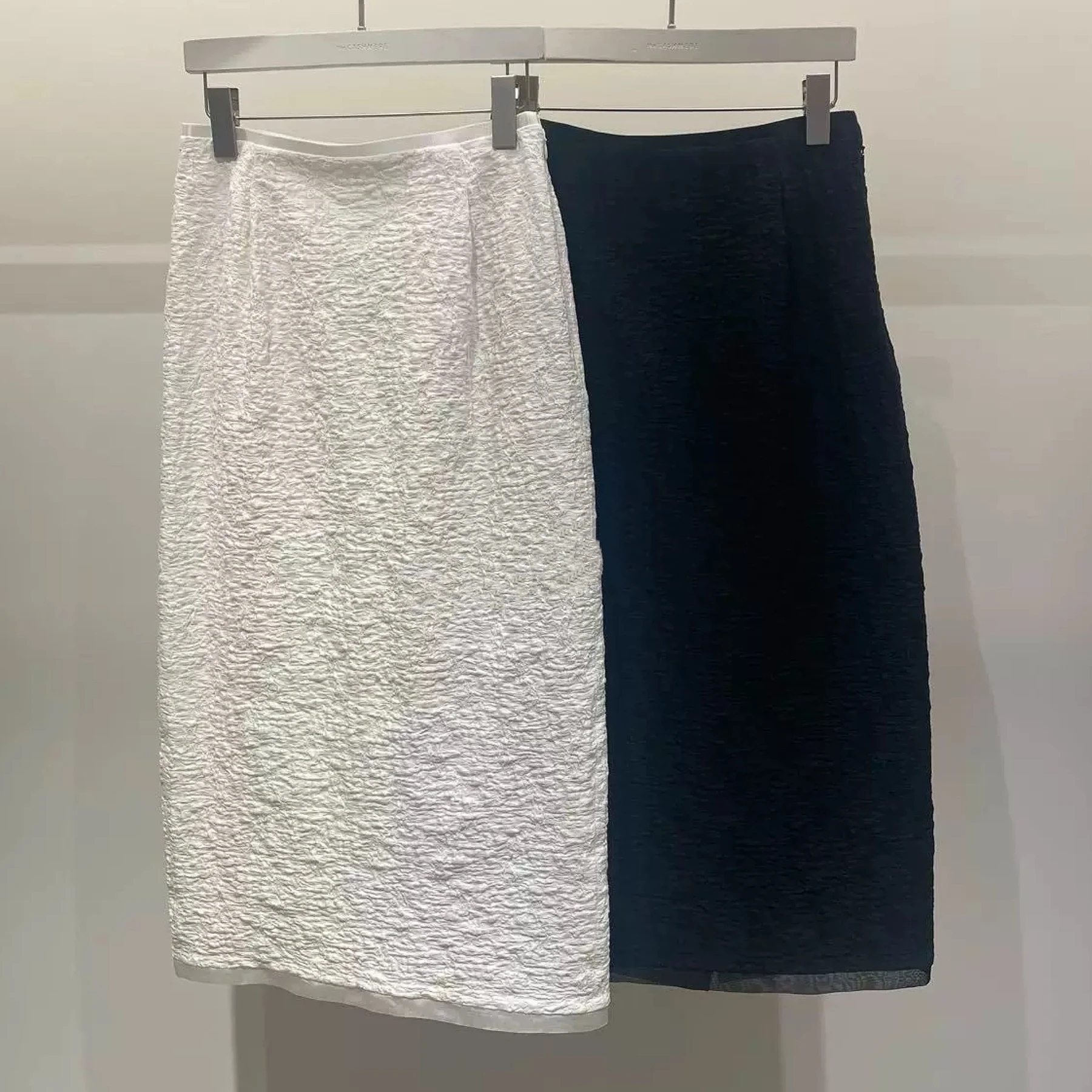 カジュアルな夏のスカートセット、伸縮性のあるウエスト、またはSveラウンドネの質感感覚とプリーツのディテールが特徴の女性用スカート