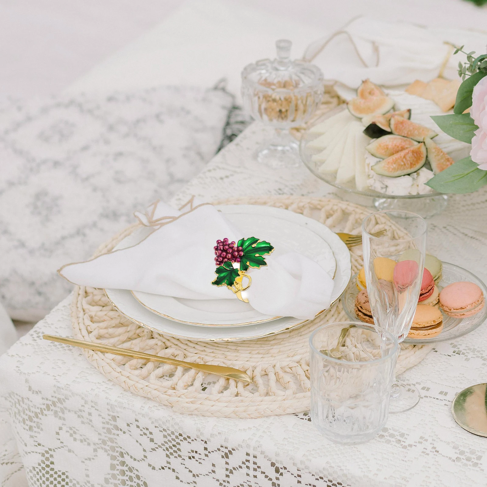 

4pcs Purple Grape Napkin Rings Green Leaf Fruit Napkin Holders Winter Party Holiday Wedding Christmas Table Decorations Creative