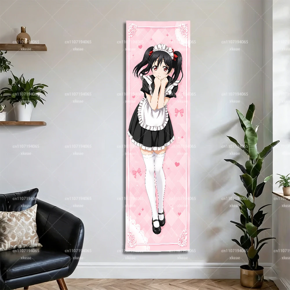 Nico Yazawa Vertikaler Wandteppich, LoveLive Maid Outfit, rosa kariertes Herz-Hintergrund, langer Anime-Wandbehang – Detail 4
